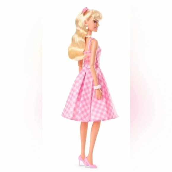 Barbie The Movie Collectible Doll, Margot Robbie as Barbie in Pink Gingh… - Picture 7 of 7